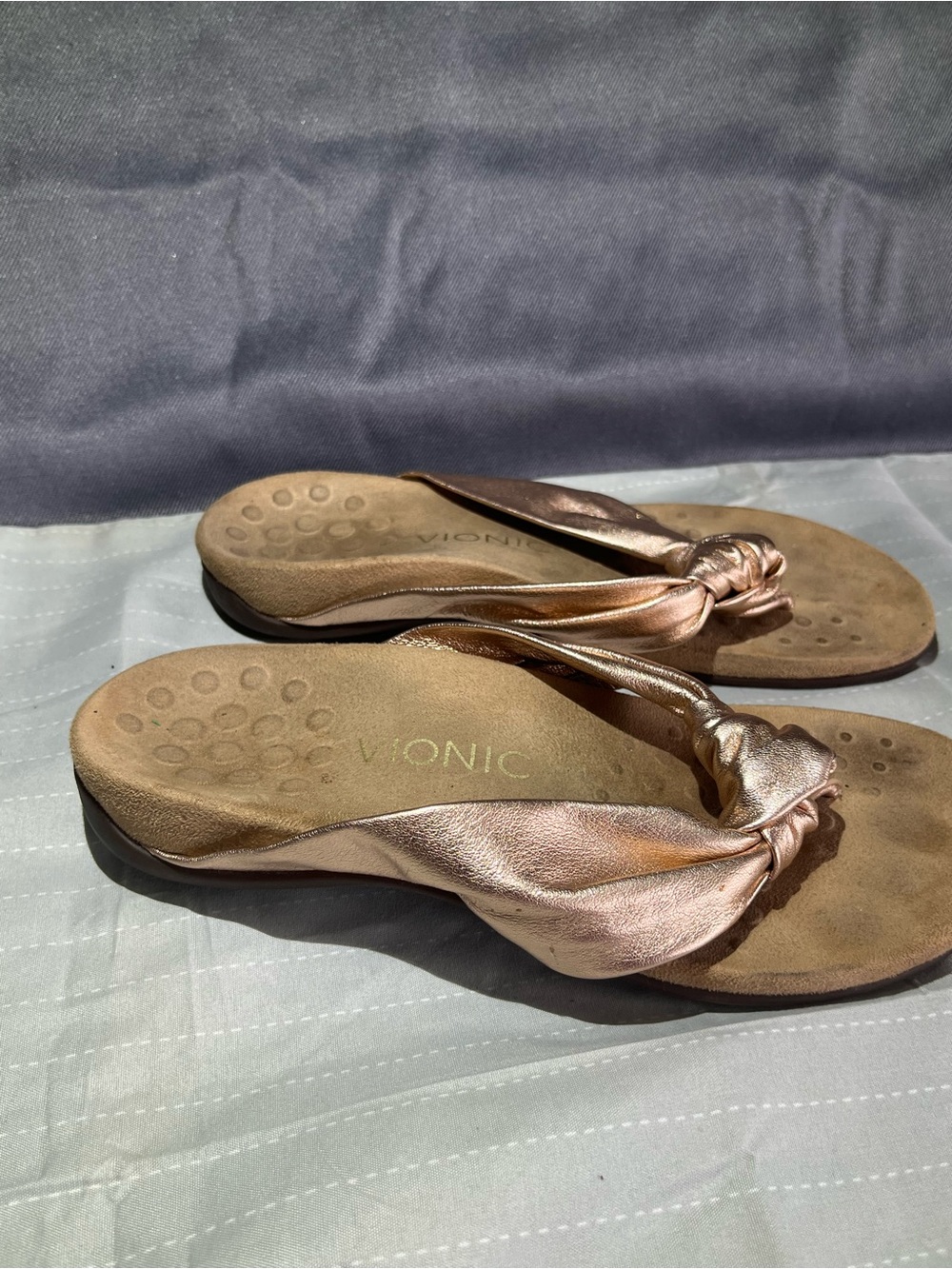 Vionic Women's Metallic Rose Gold Knotted Thong Sandals